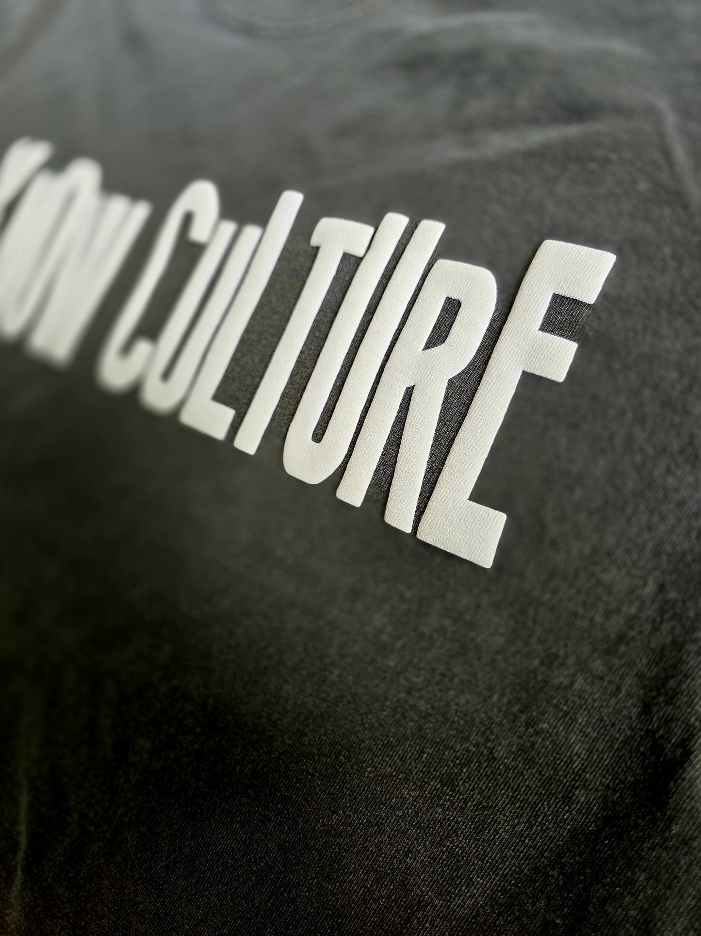 KNOW CULTURE METAL BODY WITH CLOUD CREAM LETTERS